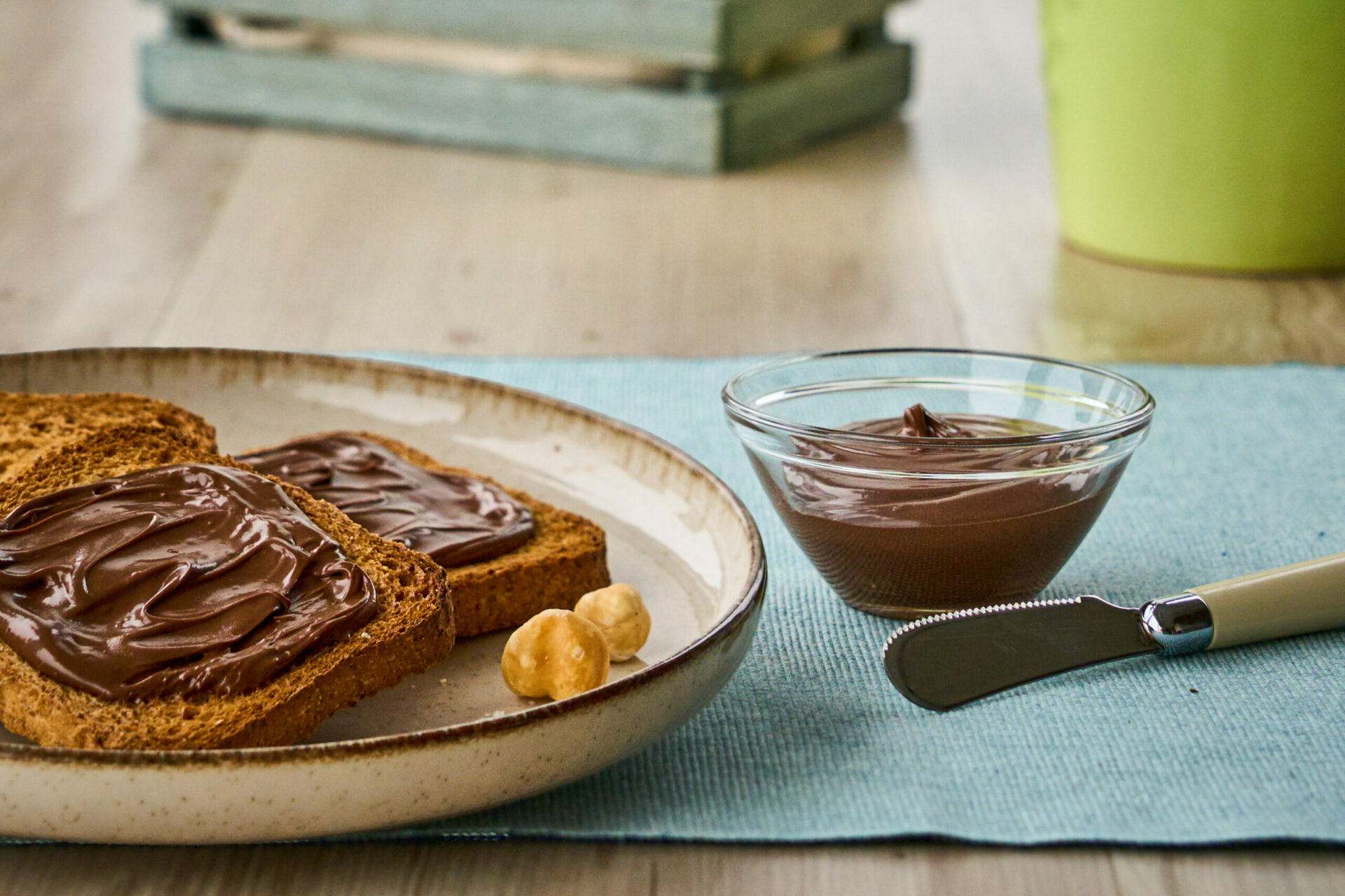 Crema spalmabile Valsoia: una lettrice segnala residui di colla nel vasetto. L’azienda risponde