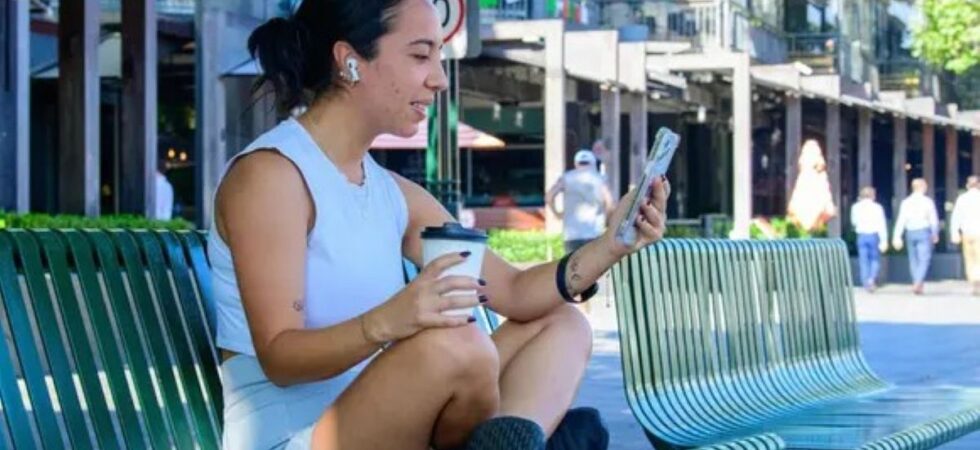 Adolescenti prigionieri dello smartphone: il disagio invisibile che cresce nelle famiglie